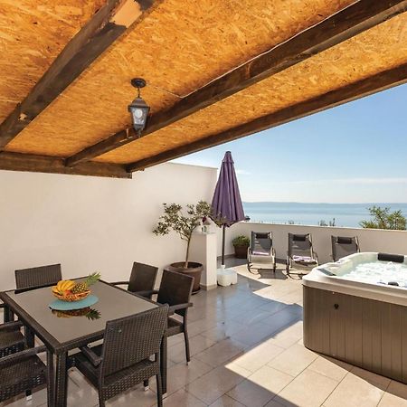 2 Bedroom Cozy Apartment In Makarska Bagian luar foto