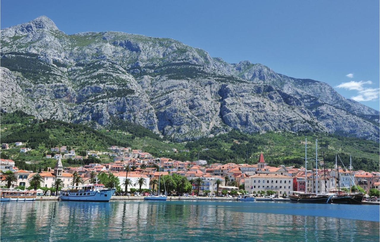2 Bedroom Cozy Apartment In Makarska Bagian luar foto