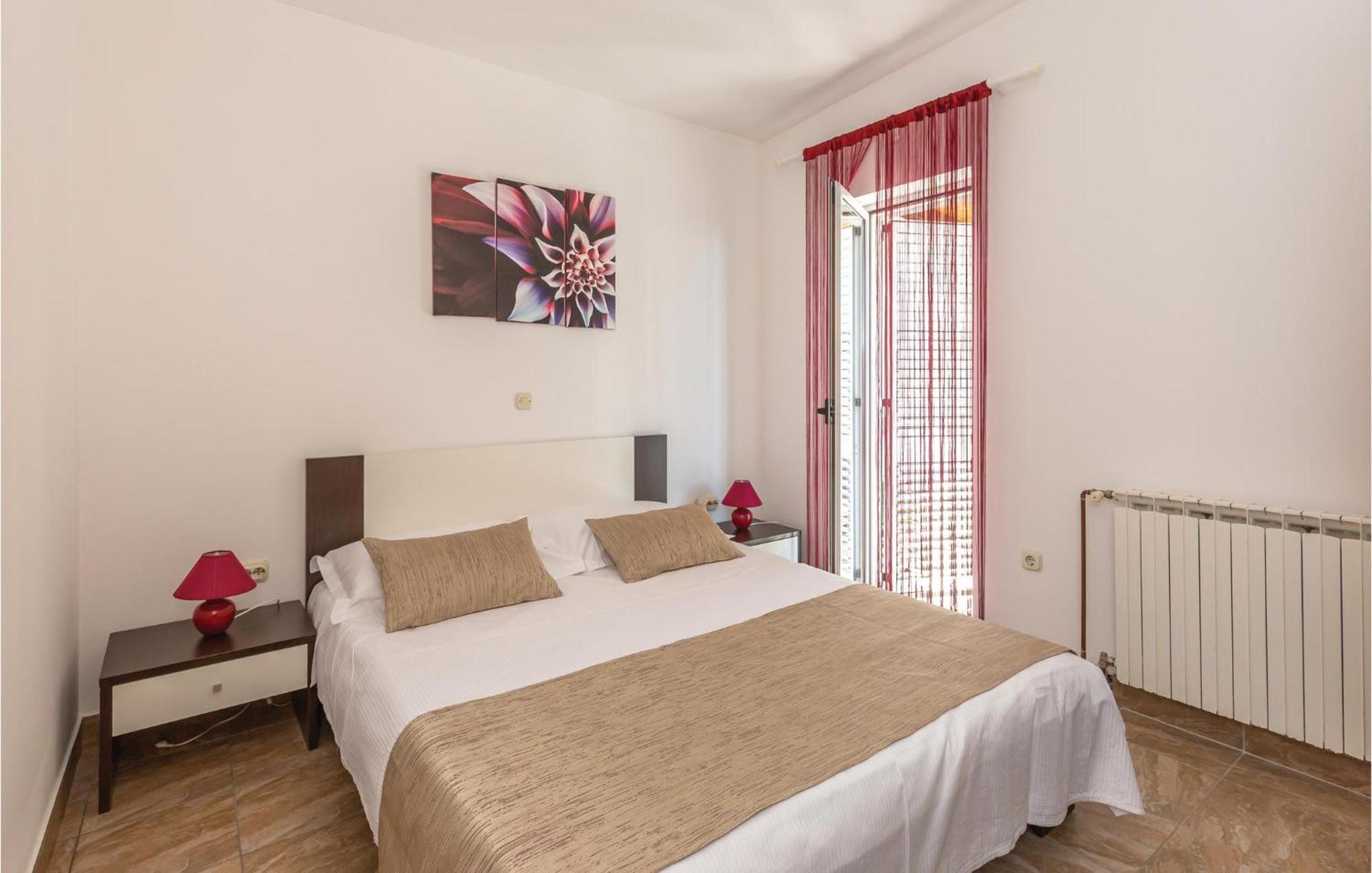 2 Bedroom Cozy Apartment In Makarska Bagian luar foto