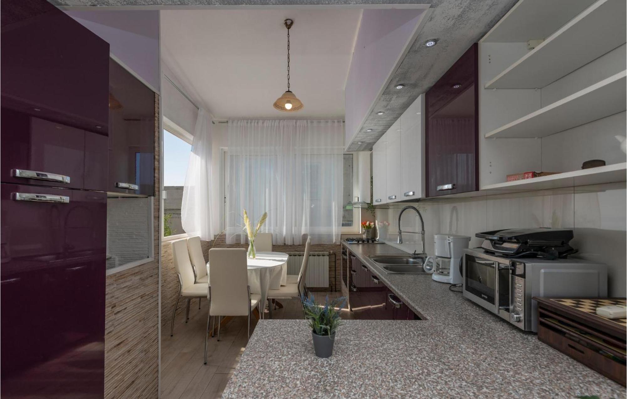 2 Bedroom Cozy Apartment In Makarska Bagian luar foto