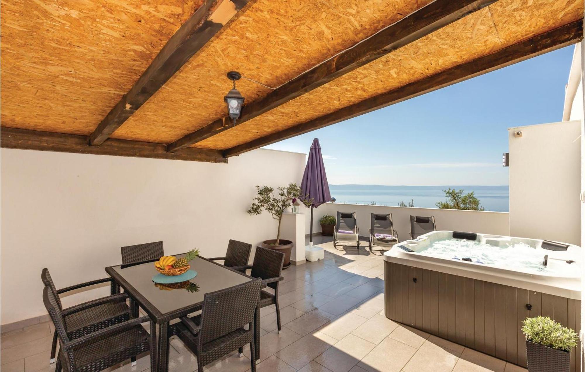 2 Bedroom Cozy Apartment In Makarska Bagian luar foto
