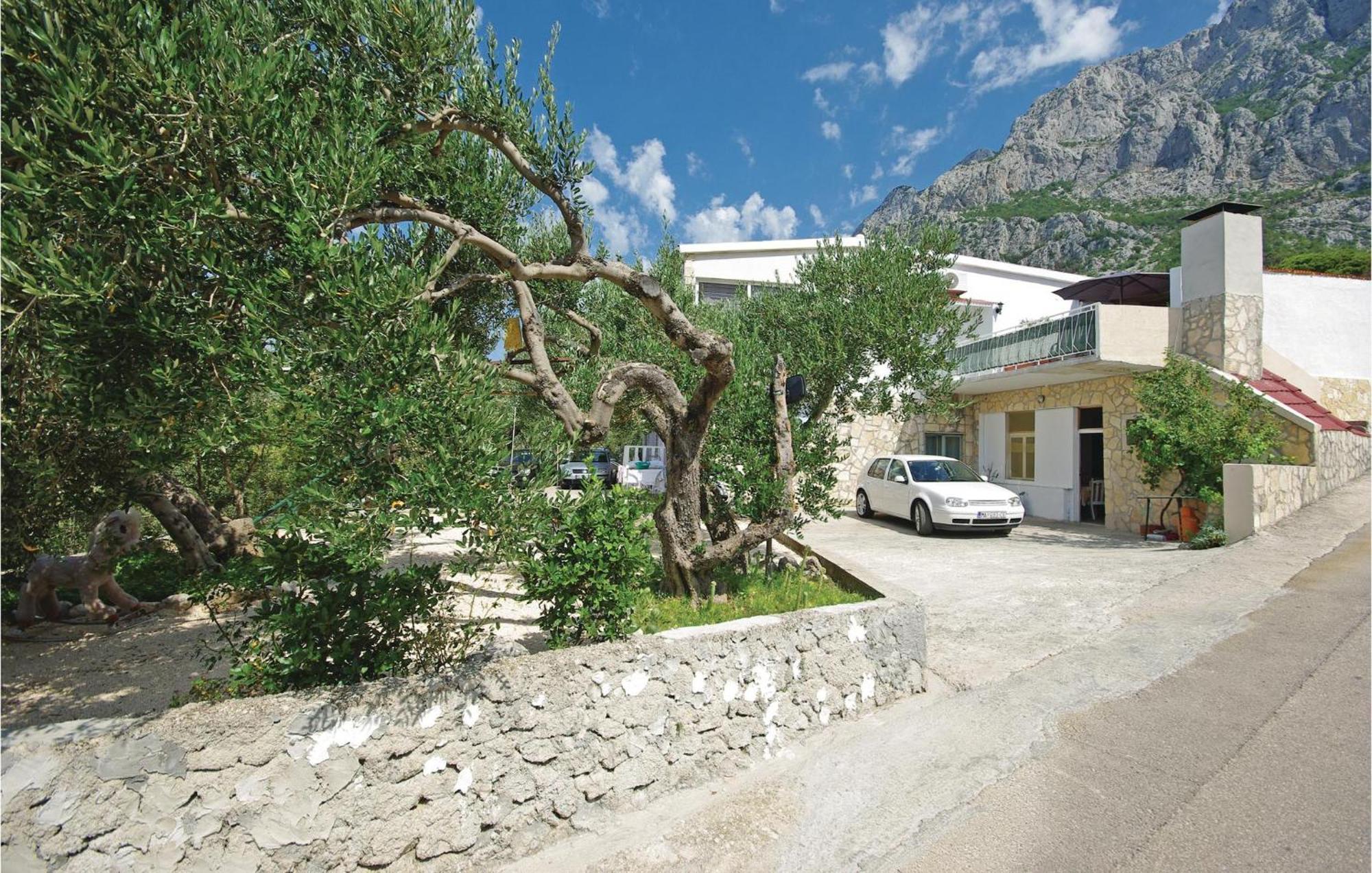 2 Bedroom Cozy Apartment In Makarska Bagian luar foto