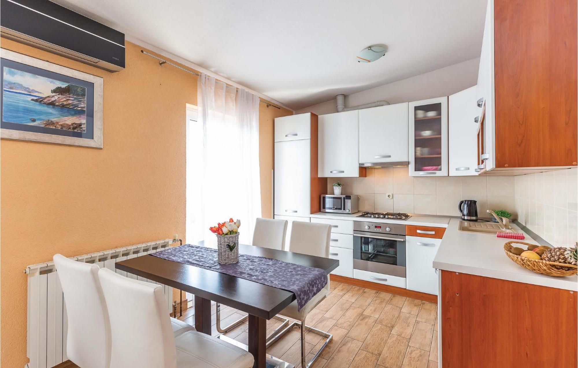 2 Bedroom Cozy Apartment In Makarska Bagian luar foto