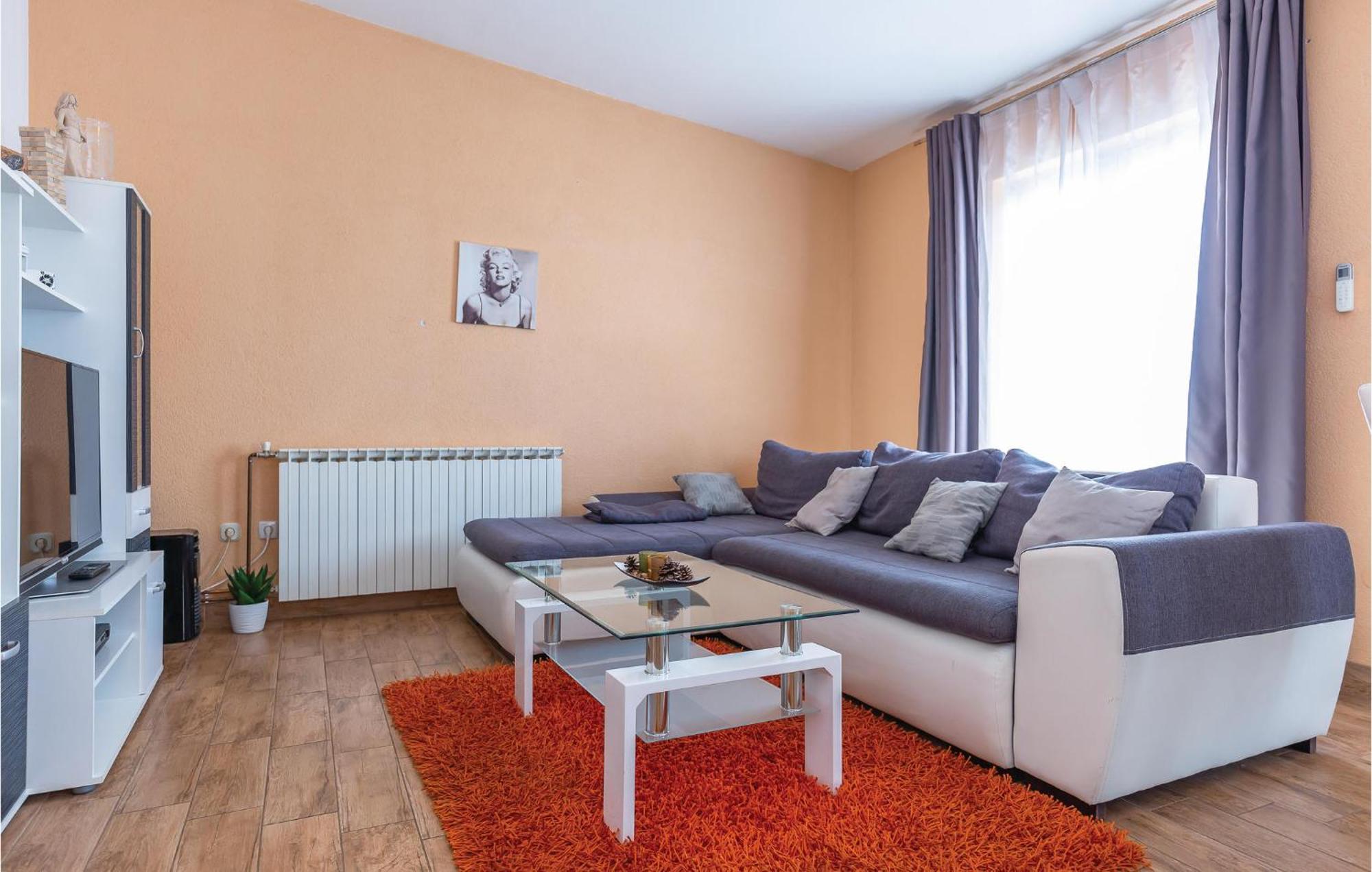 2 Bedroom Cozy Apartment In Makarska Bagian luar foto