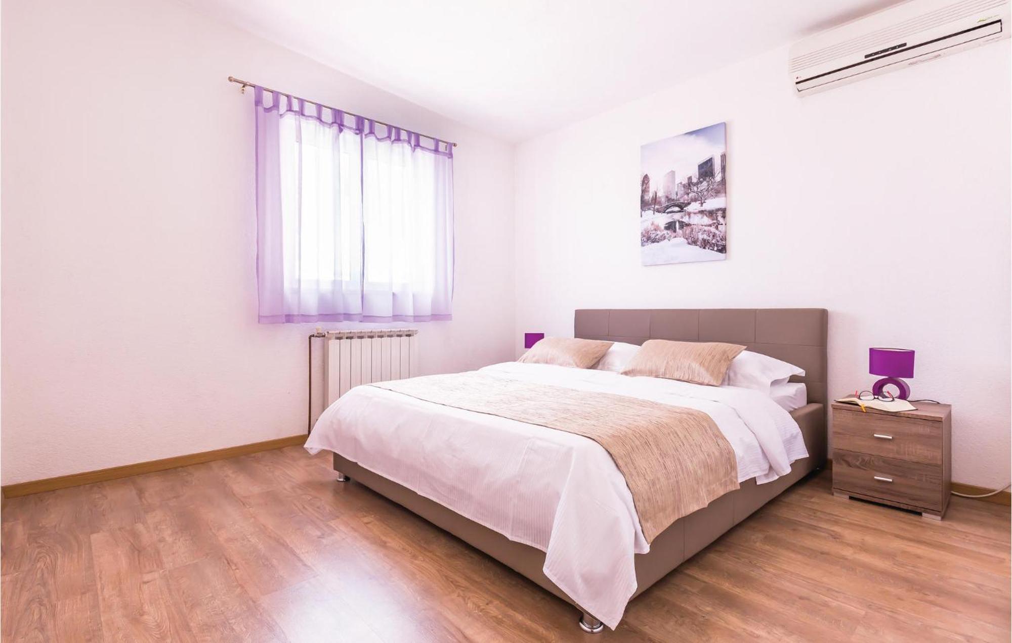 2 Bedroom Cozy Apartment In Makarska Bagian luar foto