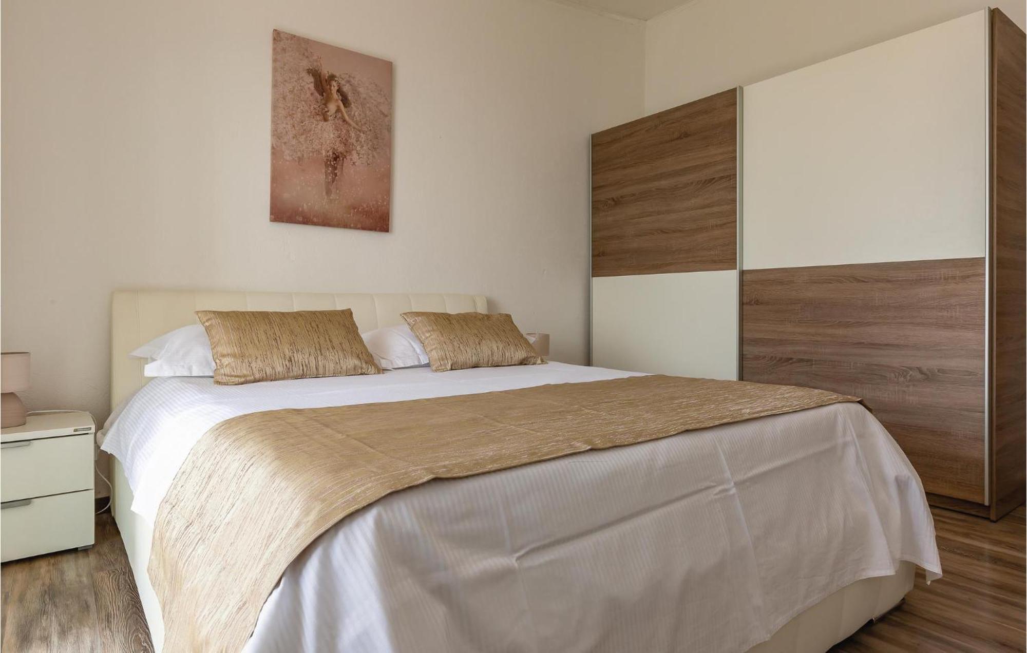 2 Bedroom Cozy Apartment In Makarska Bagian luar foto