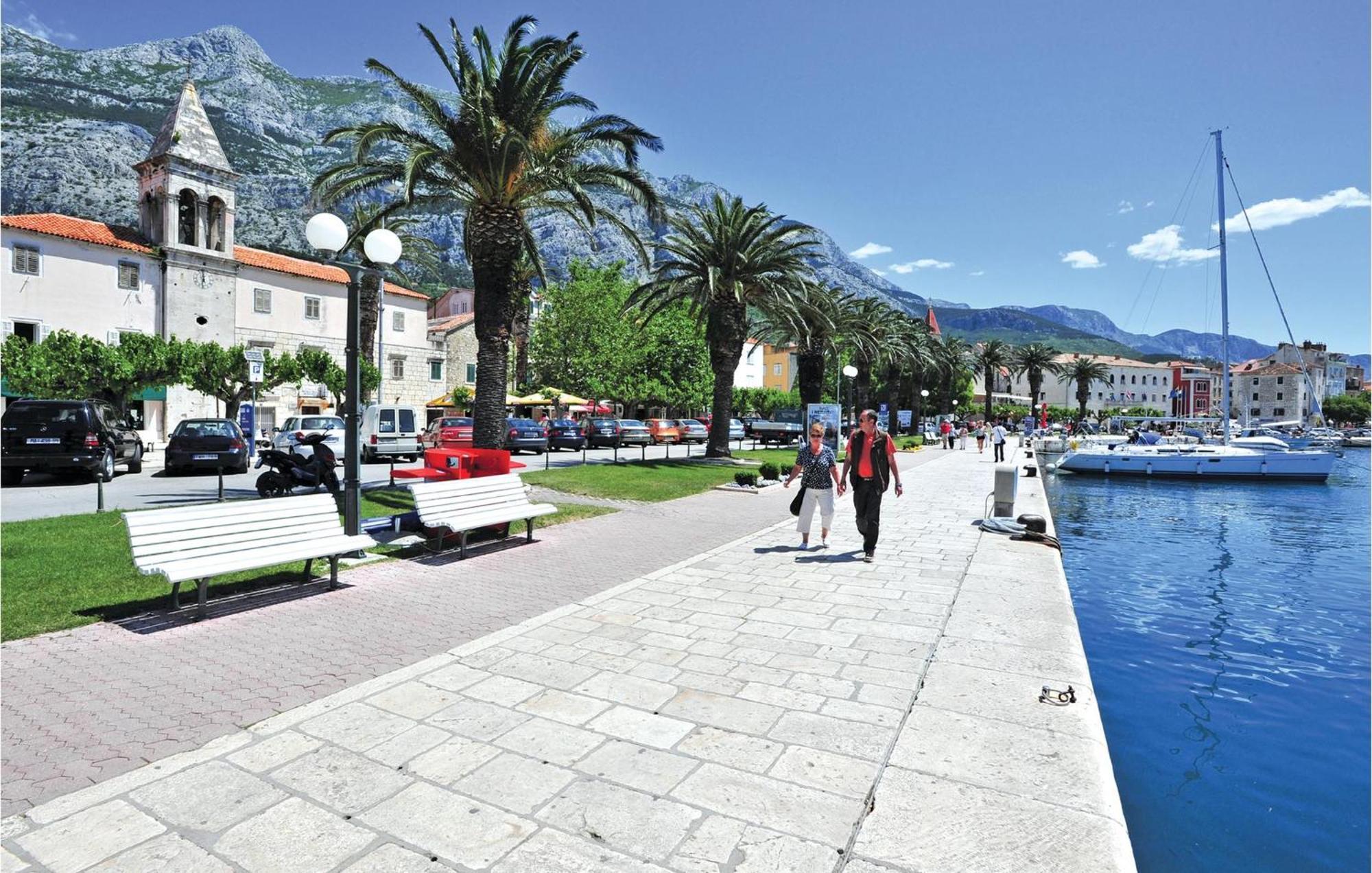 2 Bedroom Cozy Apartment In Makarska Bagian luar foto