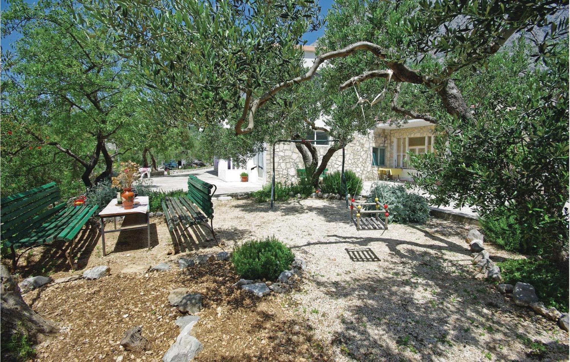 2 Bedroom Cozy Apartment In Makarska Bagian luar foto