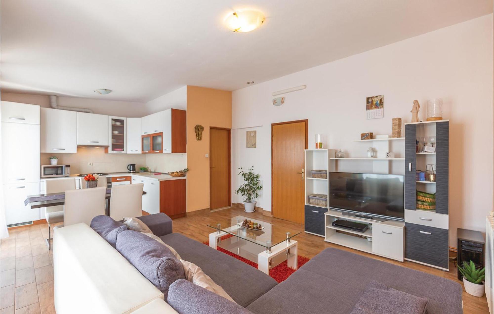 2 Bedroom Cozy Apartment In Makarska Bagian luar foto