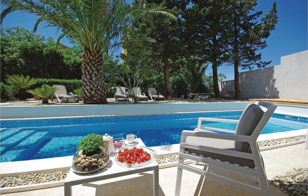 2 Bedroom Cozy Apartment In Makarska Bagian luar foto
