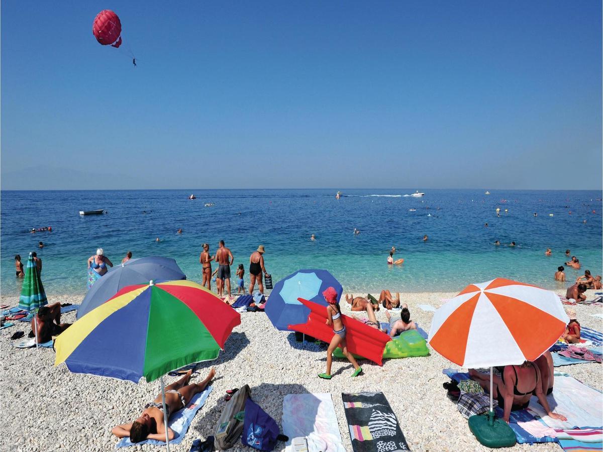2 Bedroom Cozy Apartment In Makarska Bagian luar foto