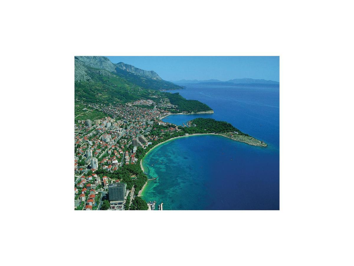 2 Bedroom Cozy Apartment In Makarska Bagian luar foto