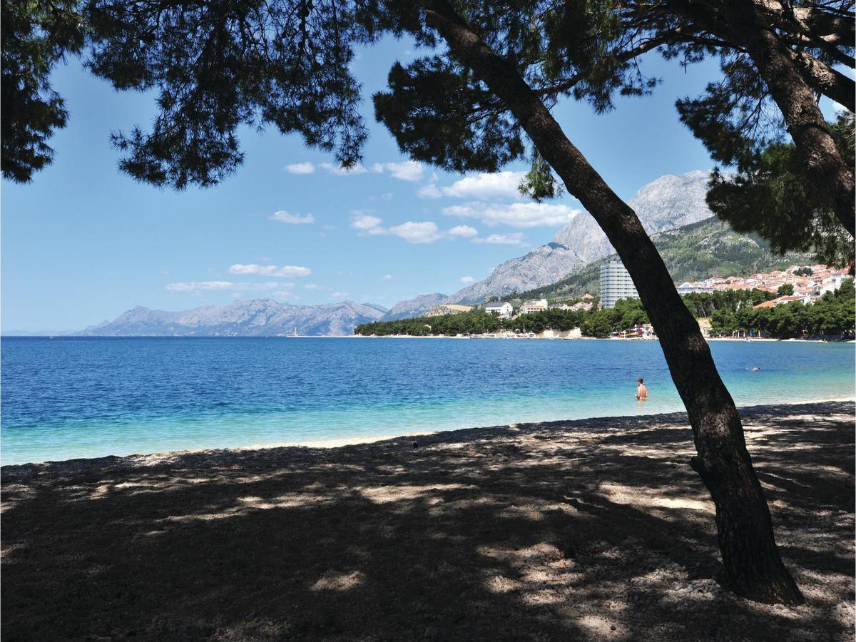 2 Bedroom Cozy Apartment In Makarska Bagian luar foto