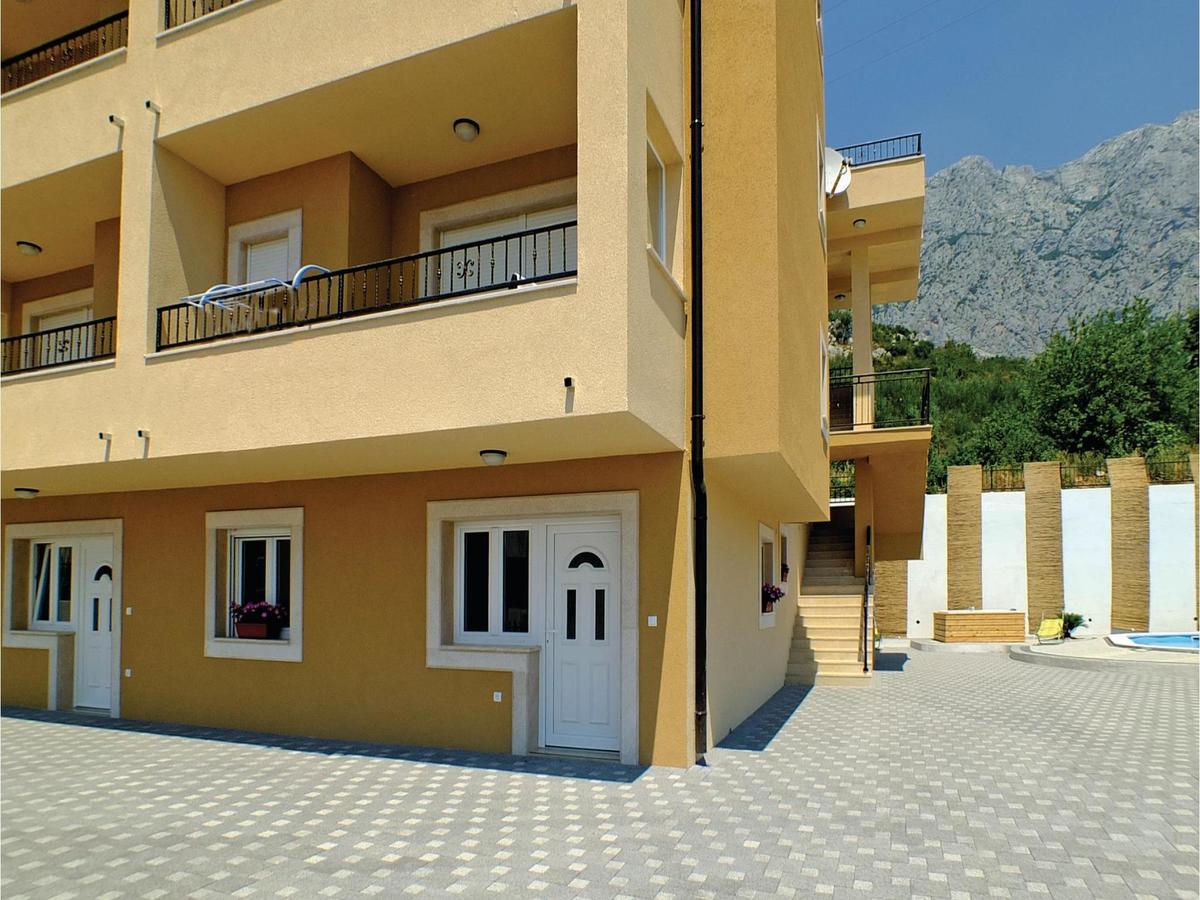 2 Bedroom Cozy Apartment In Makarska Bagian luar foto