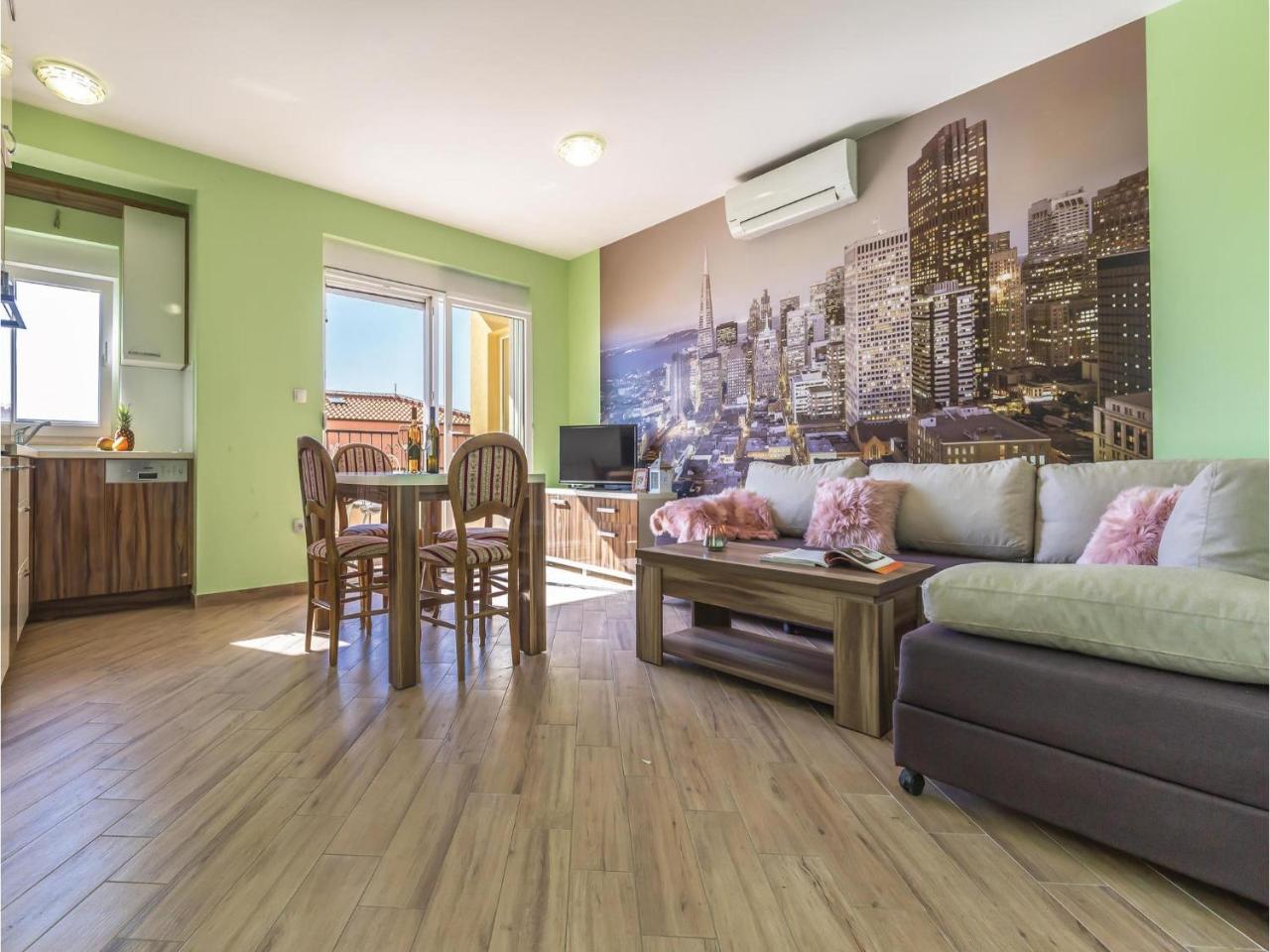 2 Bedroom Cozy Apartment In Makarska Bagian luar foto