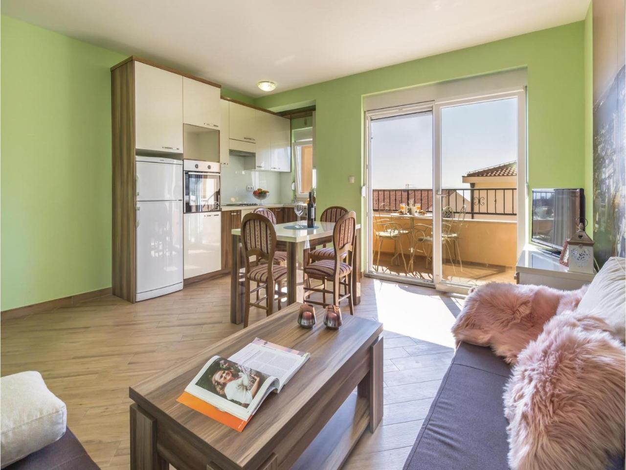 2 Bedroom Cozy Apartment In Makarska Bagian luar foto