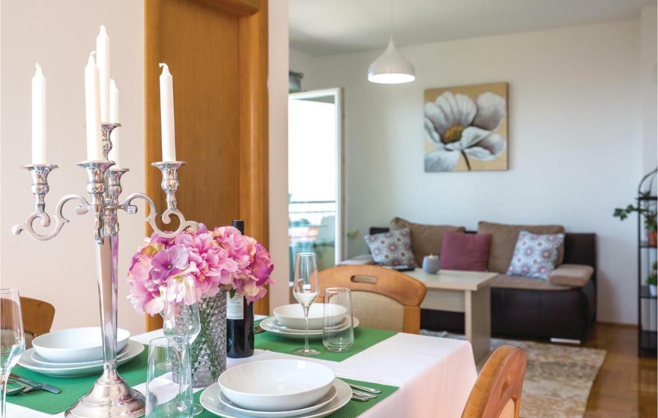 2 Bedroom Cozy Apartment In Makarska Bagian luar foto