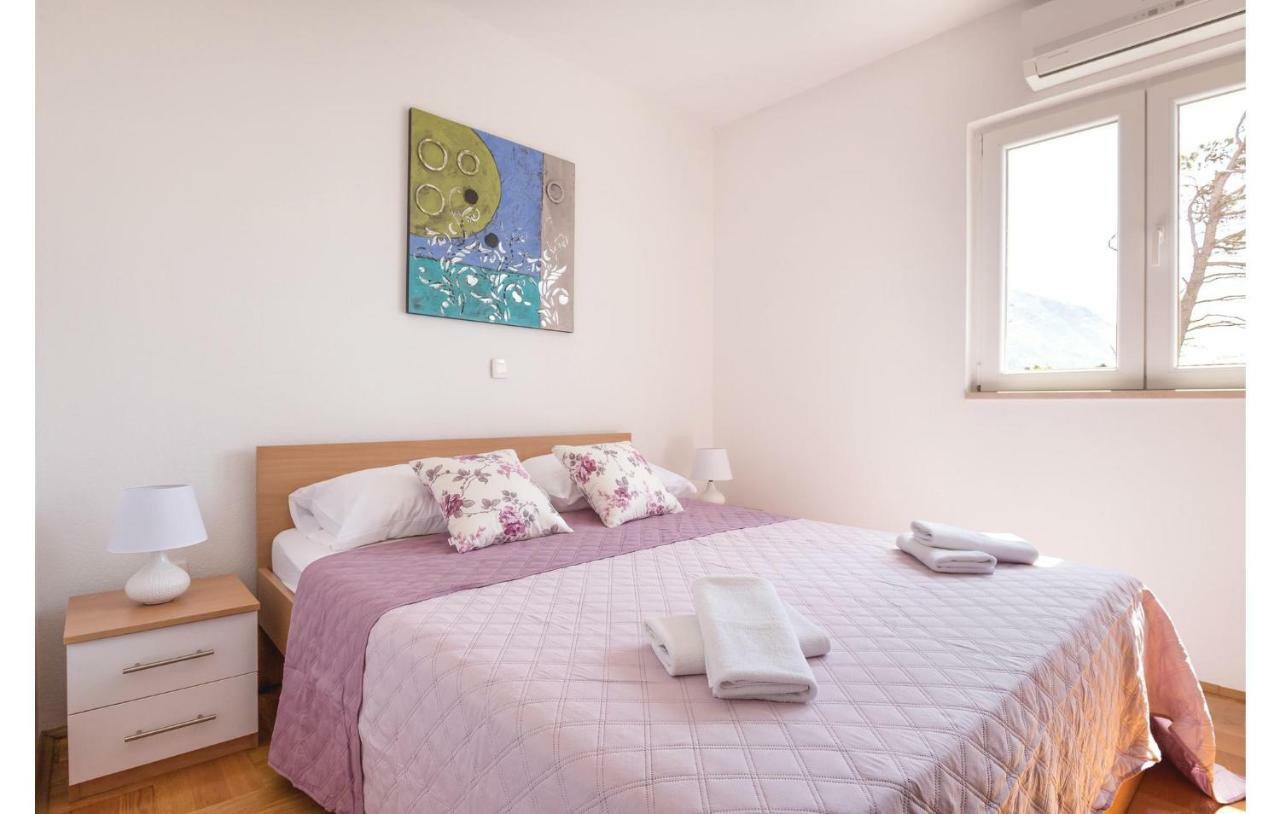 2 Bedroom Cozy Apartment In Makarska Bagian luar foto