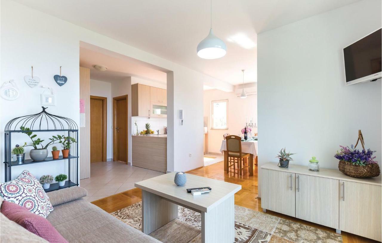 2 Bedroom Cozy Apartment In Makarska Bagian luar foto