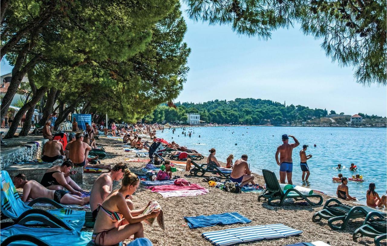 2 Bedroom Cozy Apartment In Makarska Bagian luar foto