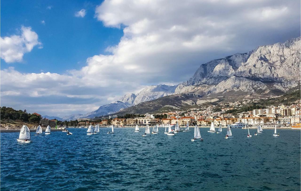 2 Bedroom Cozy Apartment In Makarska Bagian luar foto