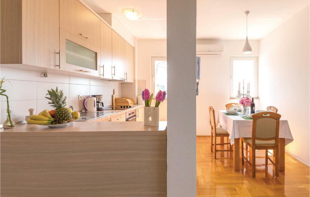 2 Bedroom Cozy Apartment In Makarska Bagian luar foto