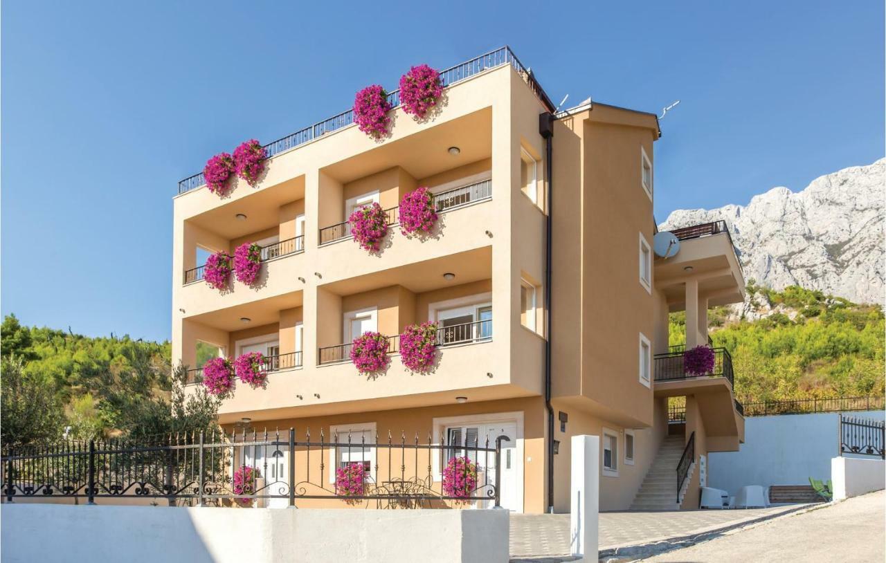2 Bedroom Cozy Apartment In Makarska Bagian luar foto