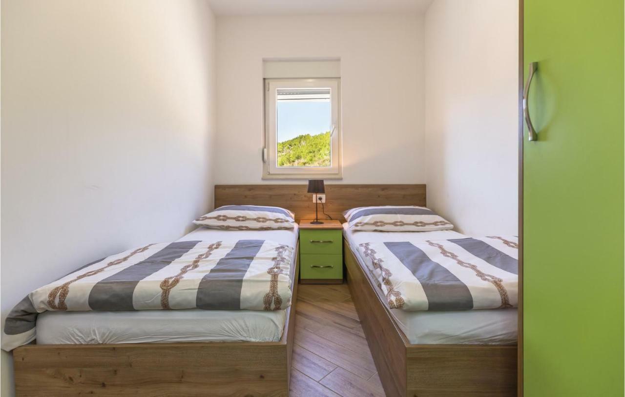 2 Bedroom Cozy Apartment In Makarska Bagian luar foto