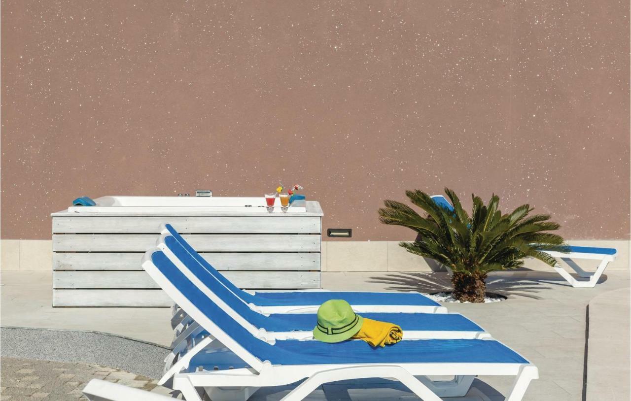2 Bedroom Cozy Apartment In Makarska Bagian luar foto