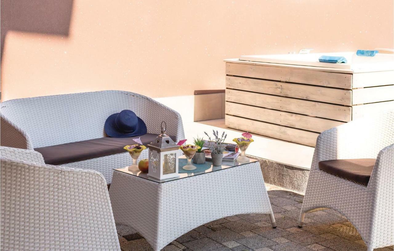2 Bedroom Cozy Apartment In Makarska Bagian luar foto