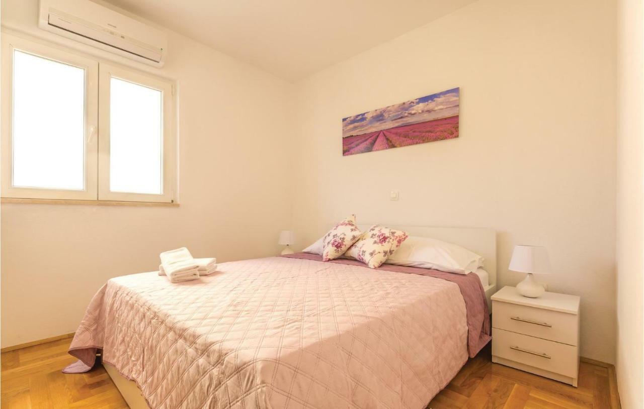 2 Bedroom Cozy Apartment In Makarska Bagian luar foto
