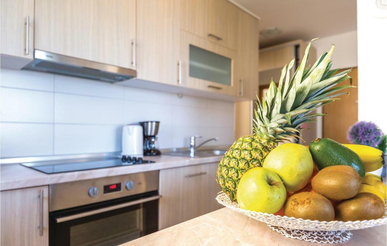 2 Bedroom Cozy Apartment In Makarska Bagian luar foto