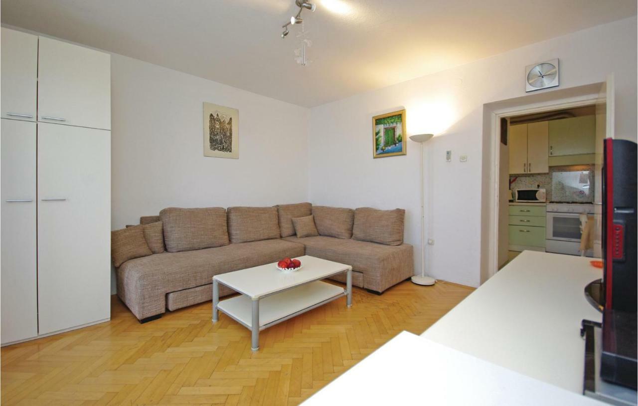 2 Bedroom Cozy Apartment In Makarska Bagian luar foto