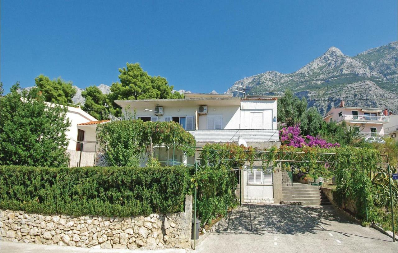 2 Bedroom Cozy Apartment In Makarska Bagian luar foto